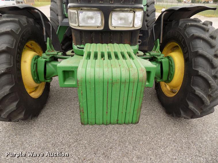 image for item FQ9006 2005 John Deere 7220 MFWD tractor