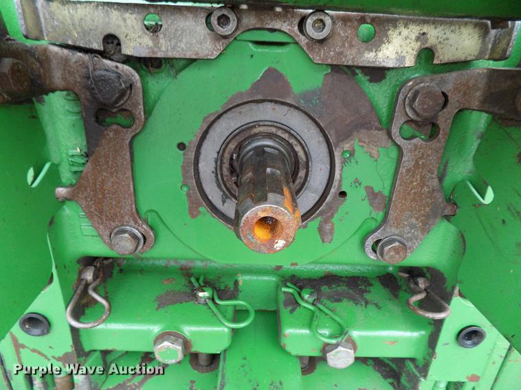 image for item FQ9006 2005 John Deere 7220 MFWD tractor