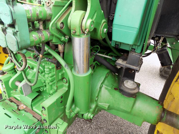 image for item FQ9006 2005 John Deere 7220 MFWD tractor
