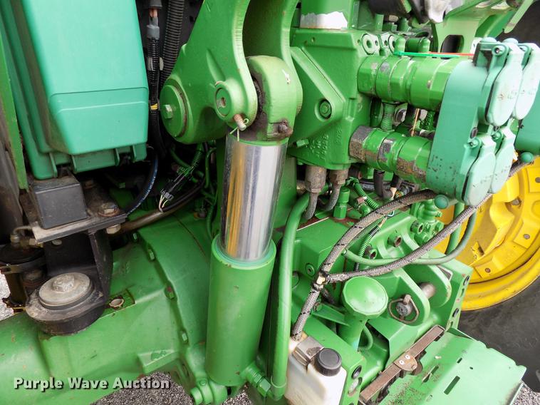 image for item FQ9006 2005 John Deere 7220 MFWD tractor