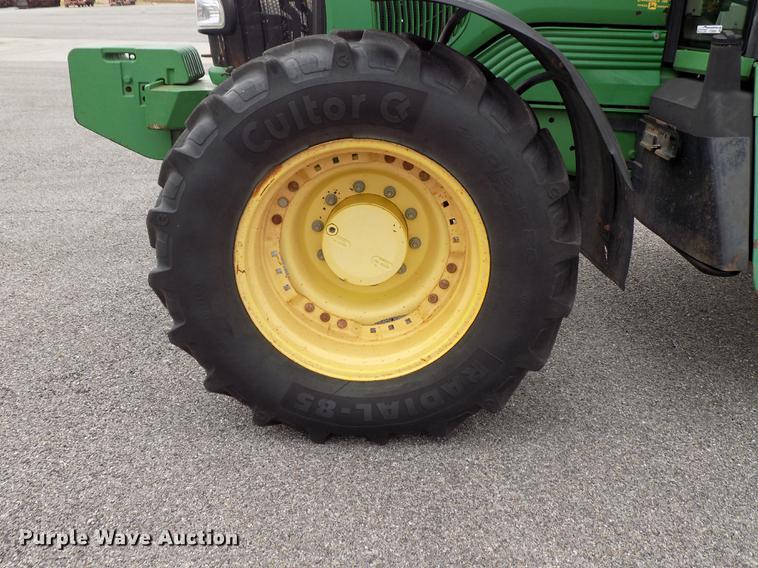 image for item FQ9006 2005 John Deere 7220 MFWD tractor