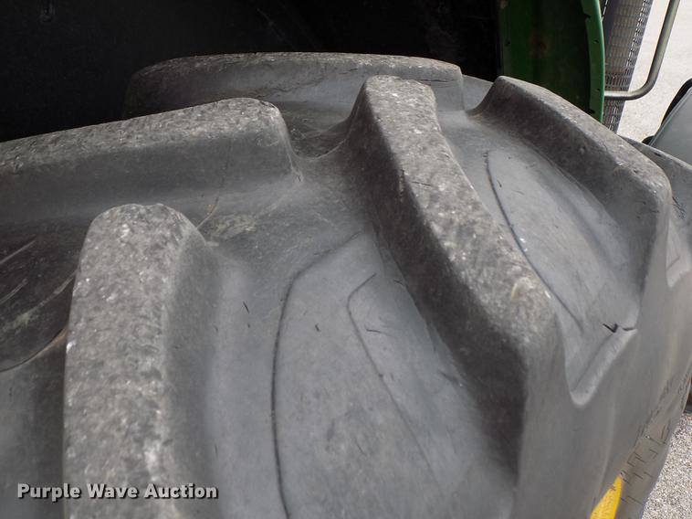 image for item FQ9006 2005 John Deere 7220 MFWD tractor