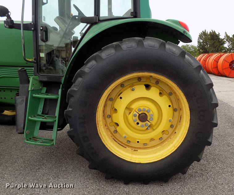 image for item FQ9006 2005 John Deere 7220 MFWD tractor