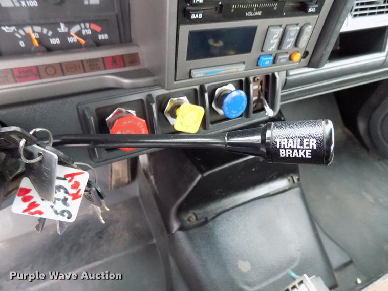 image for item FQ9007 2002 GMC C8500 semi truck