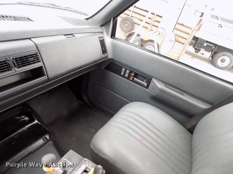 image for item FQ9007 2002 GMC C8500 semi truck