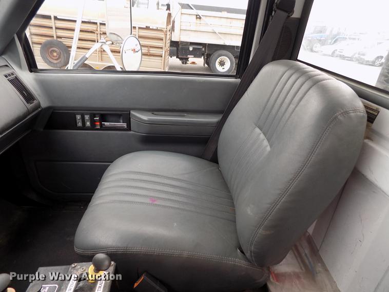 image for item FQ9007 2002 GMC C8500 semi truck