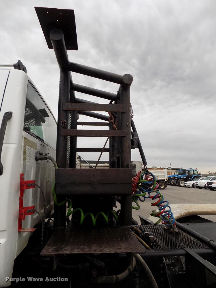 image for item FQ9007 2002 GMC C8500 semi truck