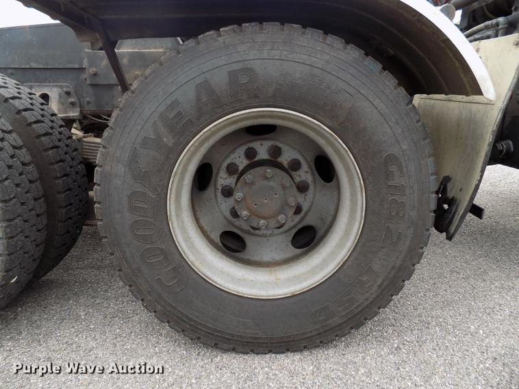 image for item FQ9007 2002 GMC C8500 semi truck