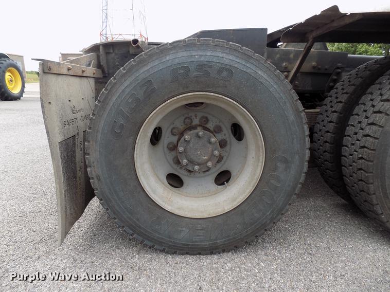 image for item FQ9007 2002 GMC C8500 semi truck