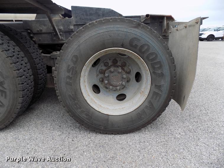 image for item FQ9007 2002 GMC C8500 semi truck