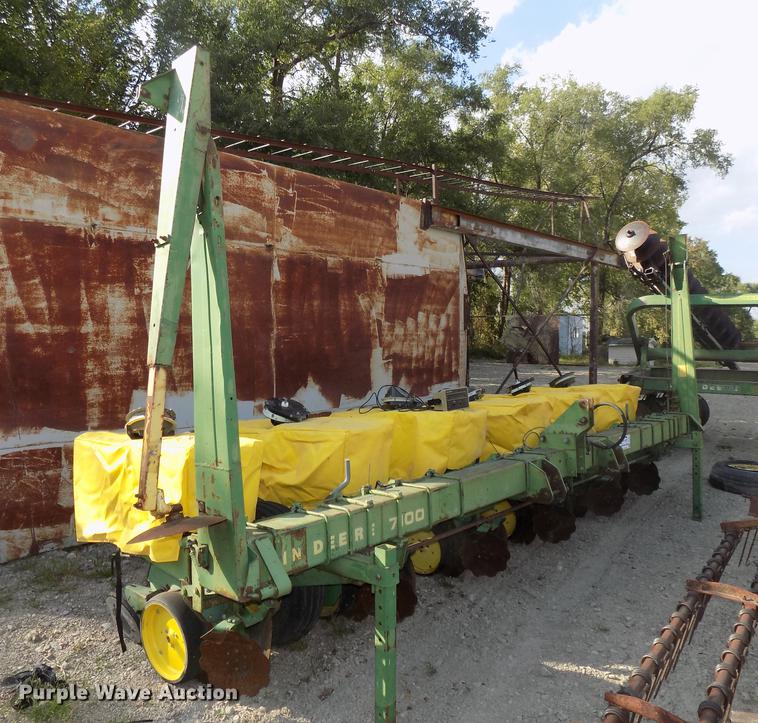 image for item DB8573 John Deere 7100 Max Emerge planter