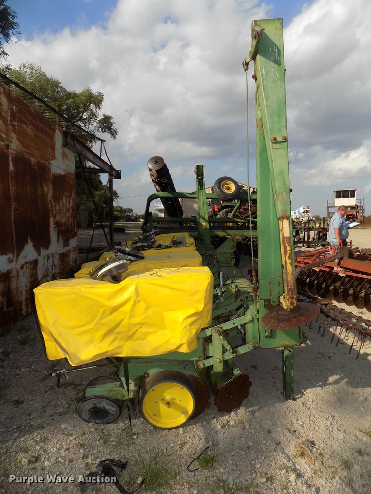 image for item DB8573 John Deere 7100 Max Emerge planter