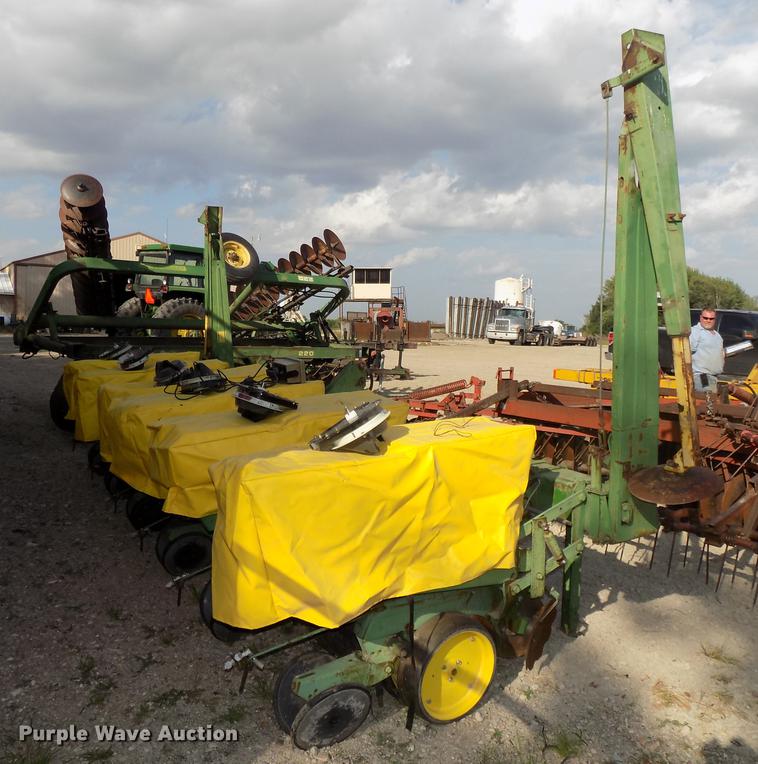 image for item DB8573 John Deere 7100 Max Emerge planter