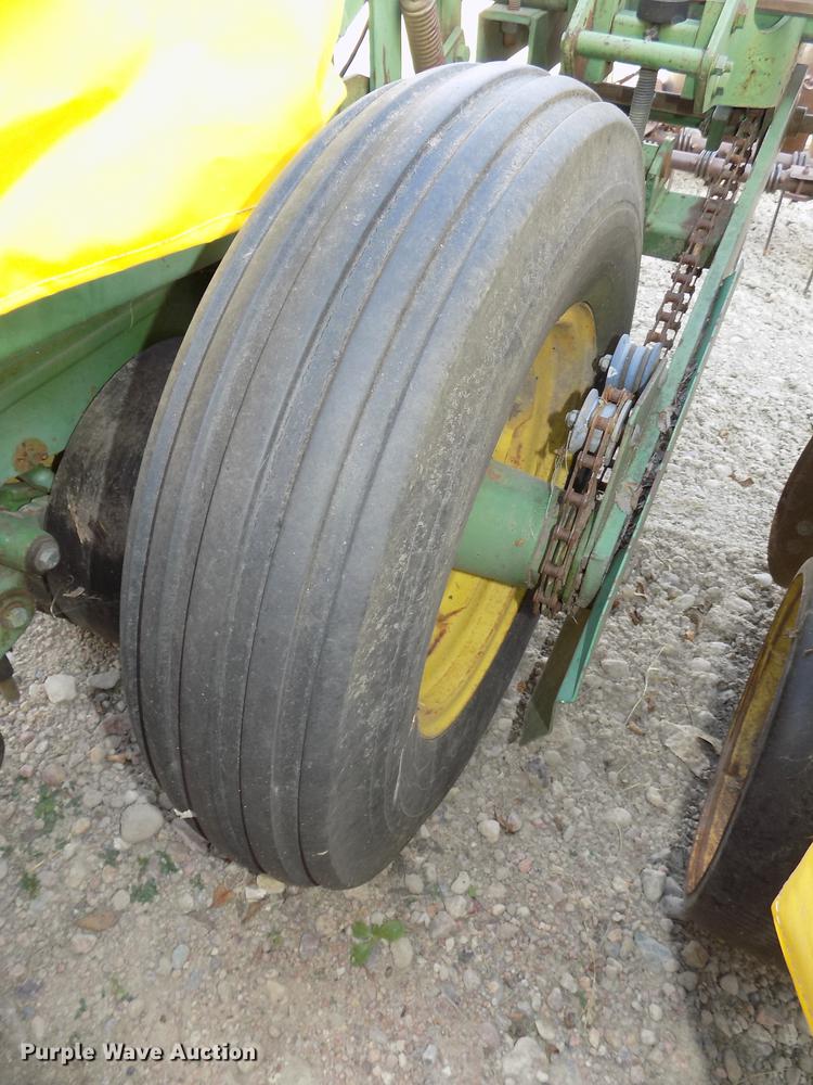 image for item DB8573 John Deere 7100 Max Emerge planter