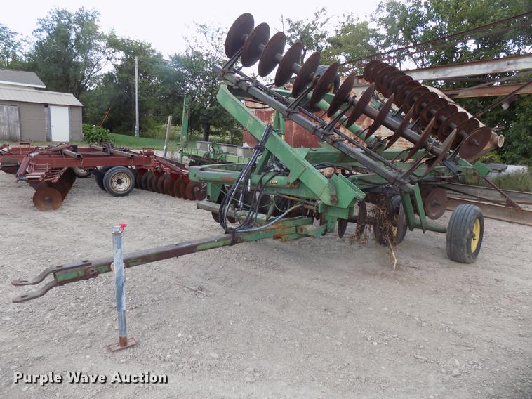 image for item DB8576 John Deere 220 tandem disk