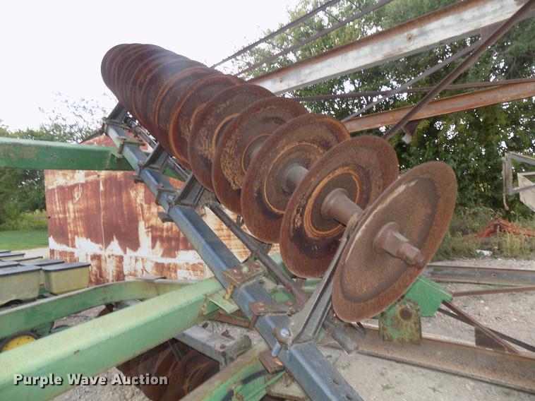 image for item DB8576 John Deere 220 tandem disk