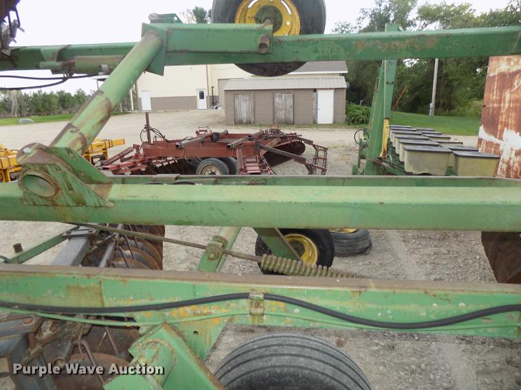 image for item DB8576 John Deere 220 tandem disk