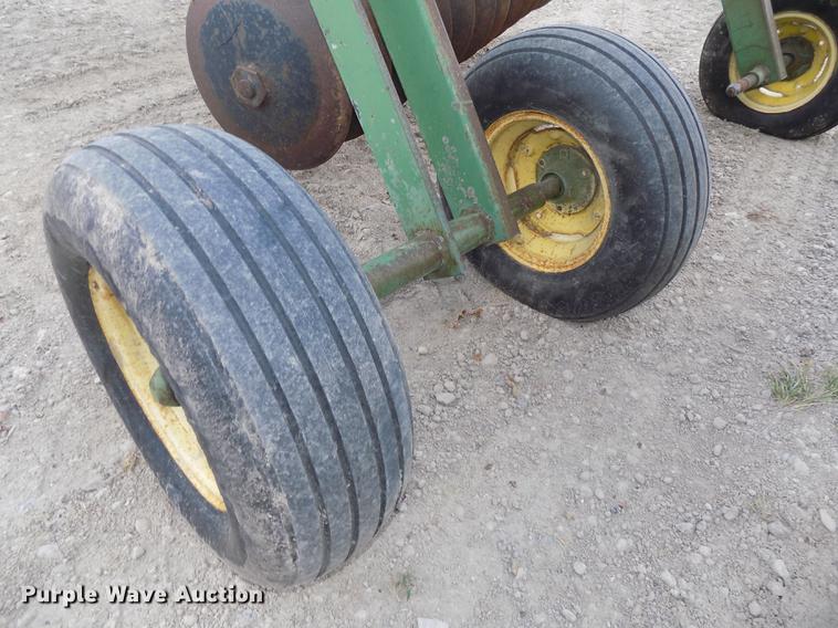 image for item DB8576 John Deere 220 tandem disk