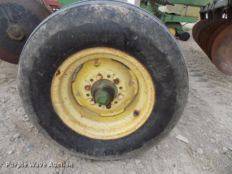 image for item DB8576 John Deere 220 tandem disk