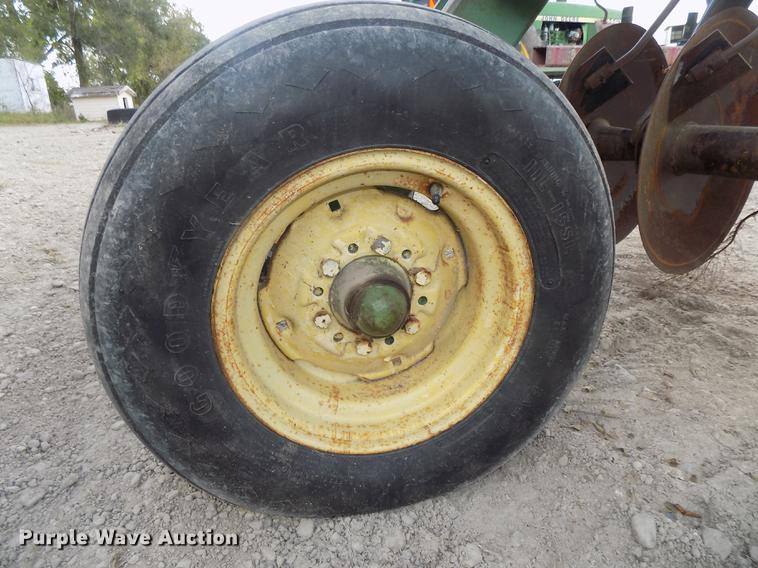 image for item DB8576 John Deere 220 tandem disk
