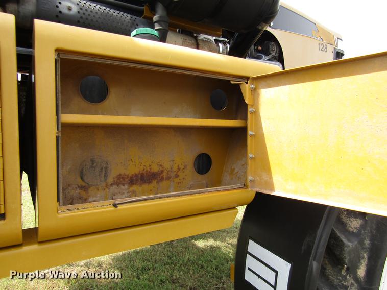 image for item DC0068 2007 Ag-Chem RoGator 1286C applicator