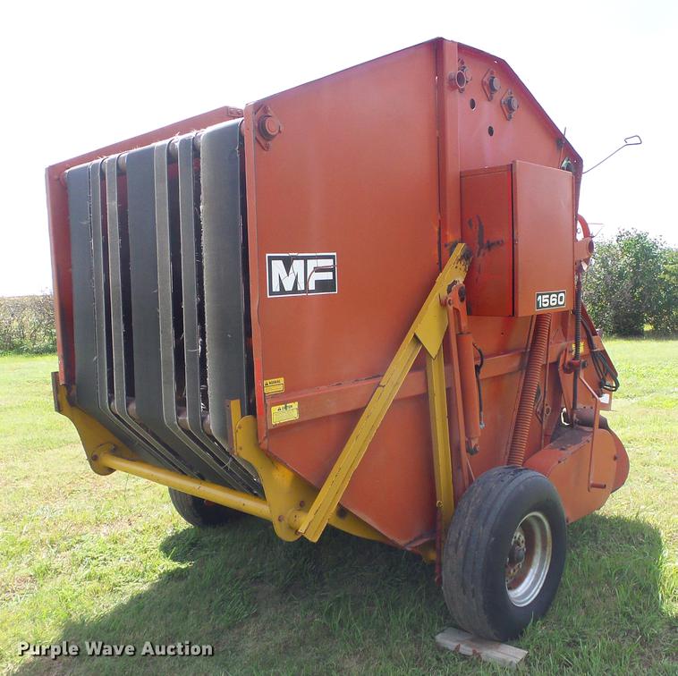 image for item DD5887 Massey-Ferguson 1560 round baler