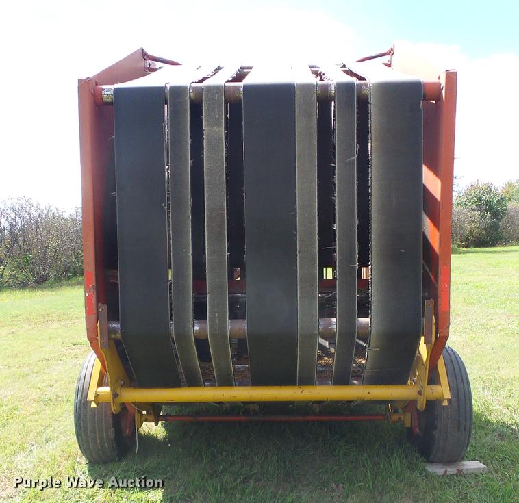 image for item DD5887 Massey-Ferguson 1560 round baler