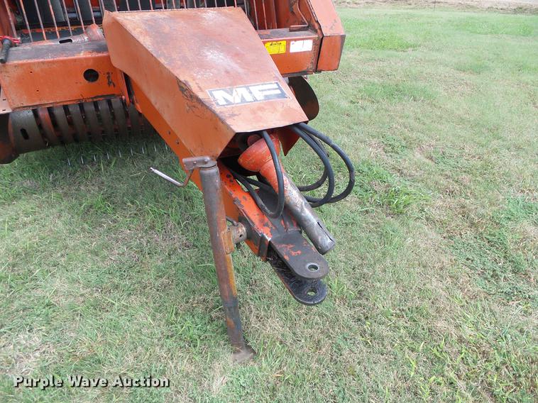 image for item DD5887 Massey-Ferguson 1560 round baler