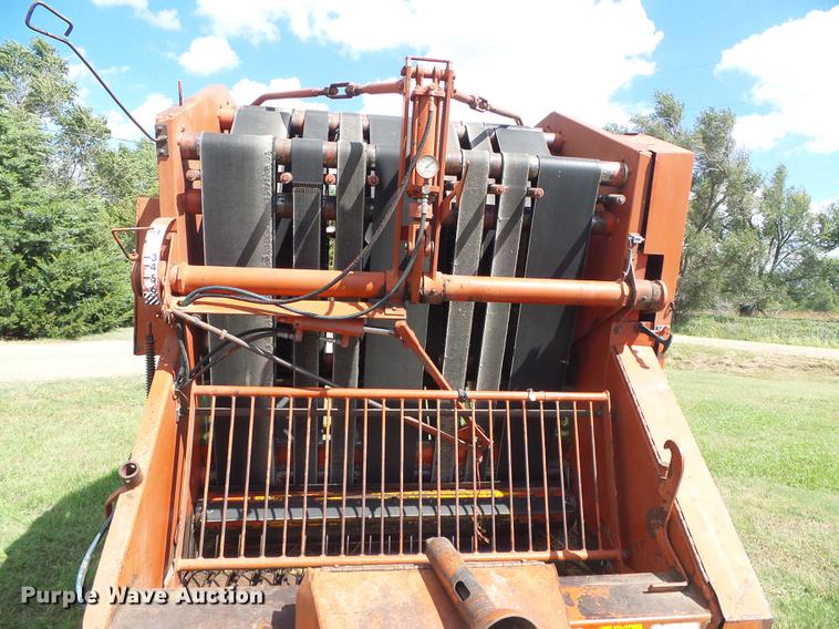 image for item DD5887 Massey-Ferguson 1560 round baler