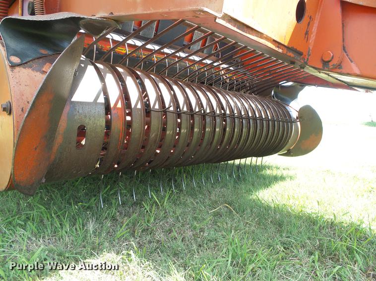 image for item DD5887 Massey-Ferguson 1560 round baler