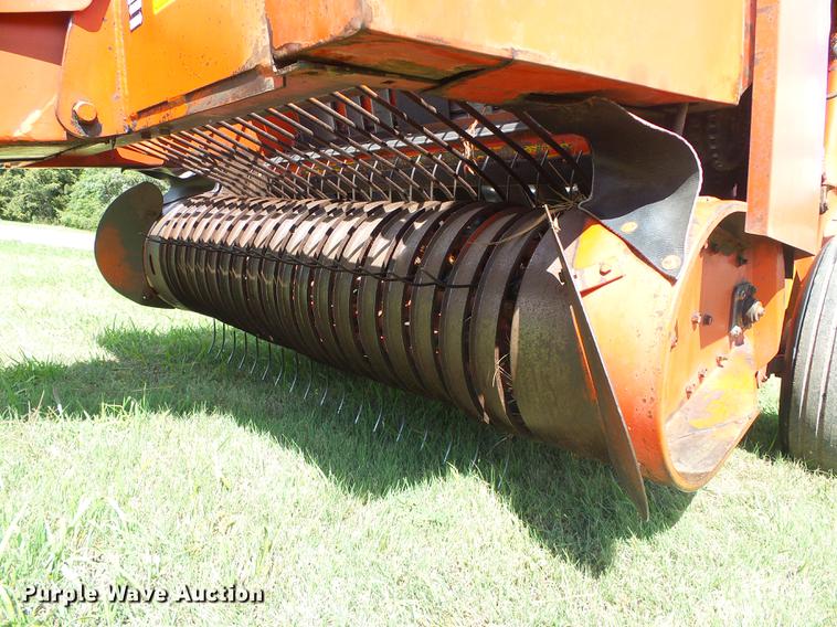 image for item DD5887 Massey-Ferguson 1560 round baler