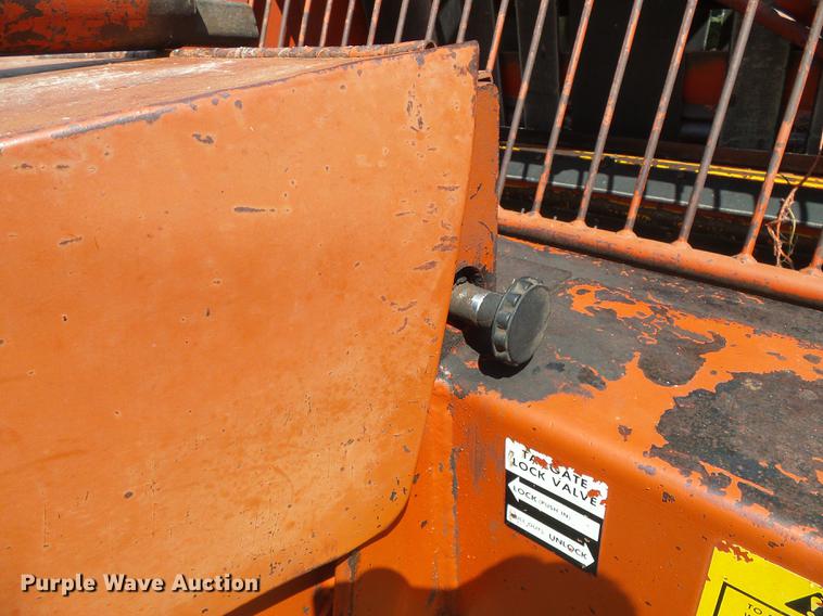 image for item DD5887 Massey-Ferguson 1560 round baler