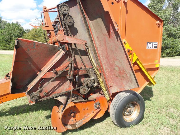 image for item DD5887 Massey-Ferguson 1560 round baler