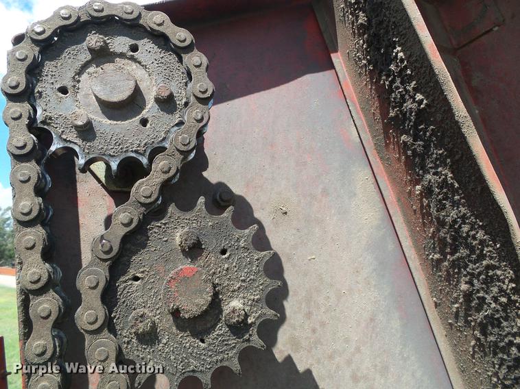 image for item DD5887 Massey-Ferguson 1560 round baler