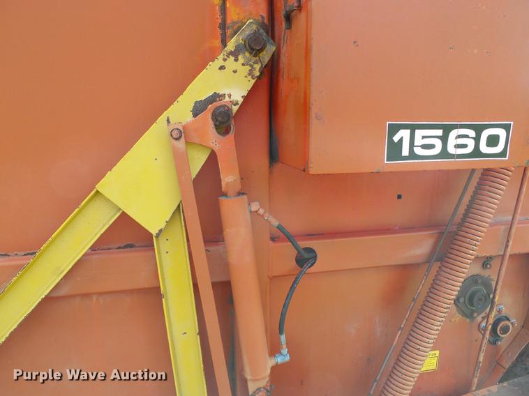 image for item DD5887 Massey-Ferguson 1560 round baler