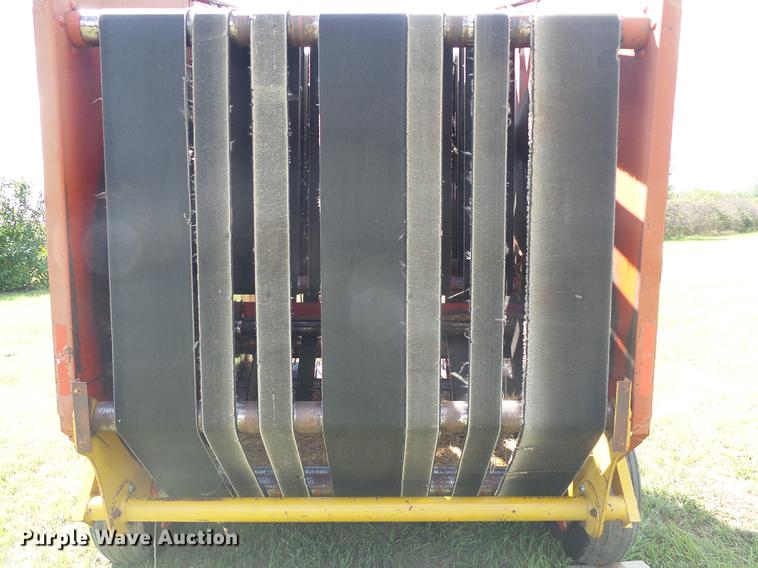 image for item DD5887 Massey-Ferguson 1560 round baler