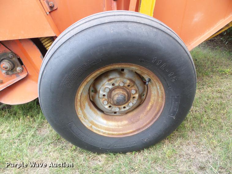 image for item DD5887 Massey-Ferguson 1560 round baler