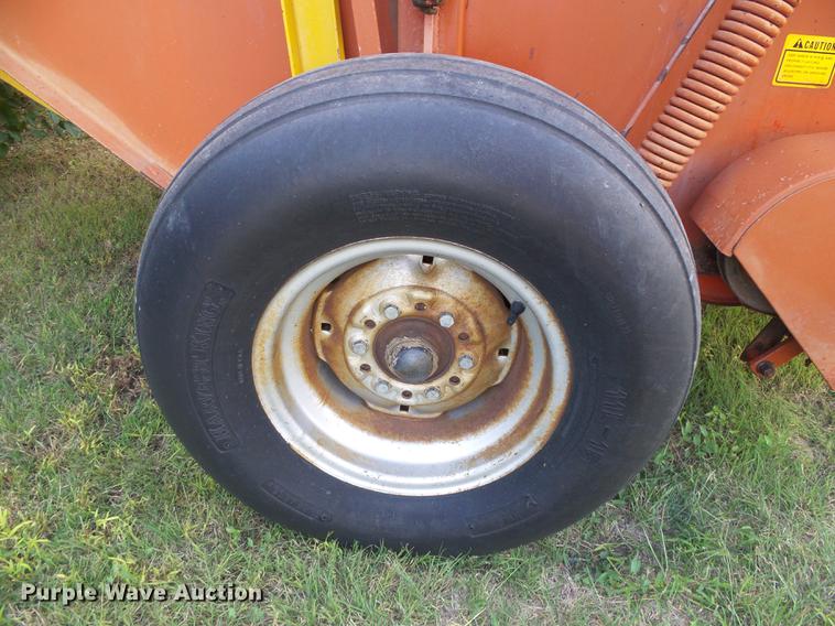 image for item DD5887 Massey-Ferguson 1560 round baler