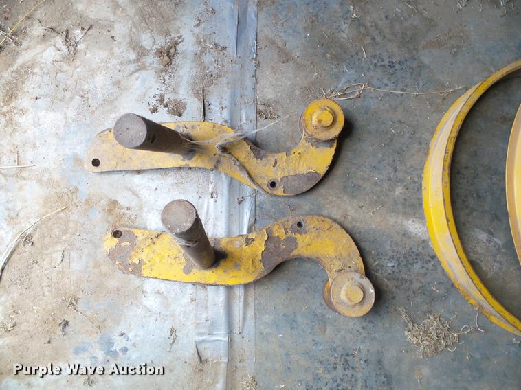 image for item DD5887 Massey-Ferguson 1560 round baler