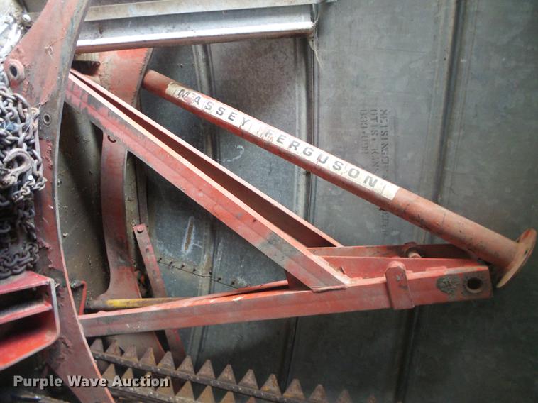 image for item DD5887 Massey-Ferguson 1560 round baler