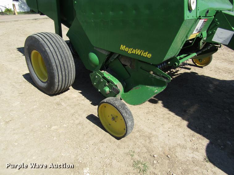 image for item DD8911 2004 John Deere 567 round baler