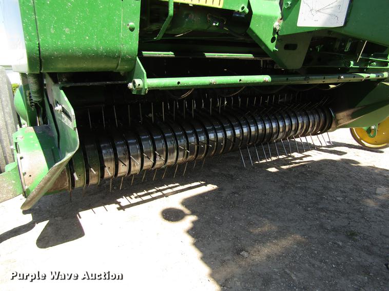 image for item DD8911 2004 John Deere 567 round baler