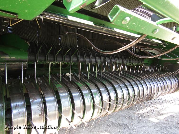 image for item DD8911 2004 John Deere 567 round baler