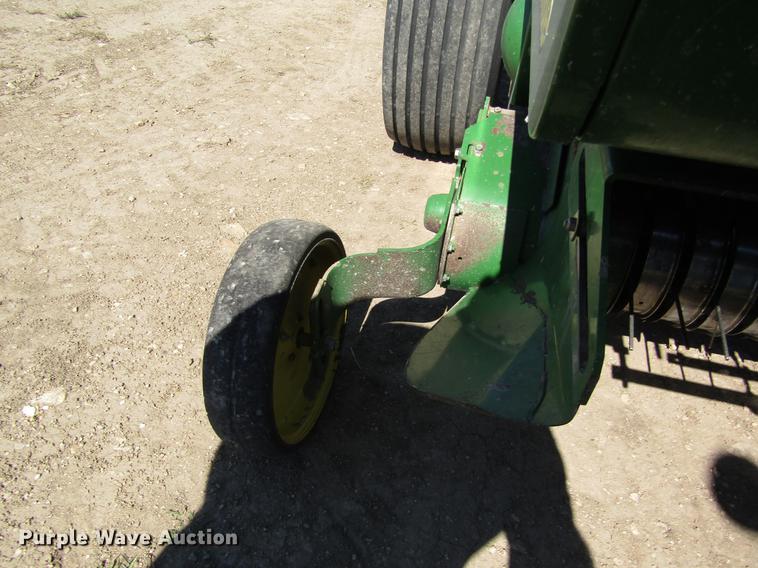 image for item DD8911 2004 John Deere 567 round baler