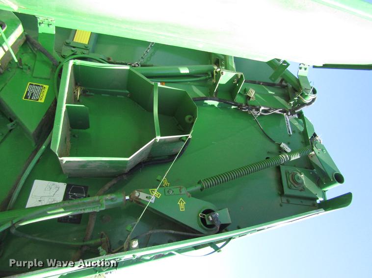 image for item DD8911 2004 John Deere 567 round baler