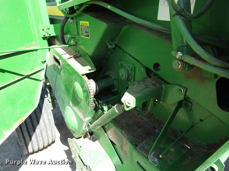 image for item DD8911 2004 John Deere 567 round baler