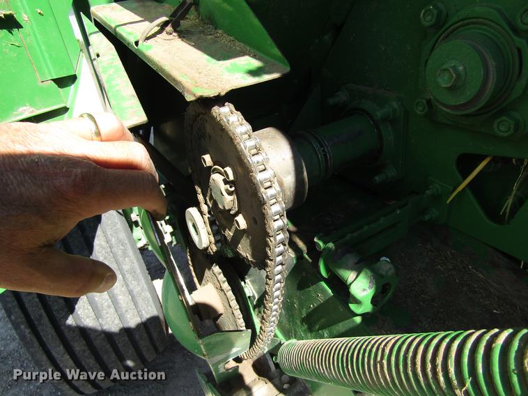 image for item DD8911 2004 John Deere 567 round baler