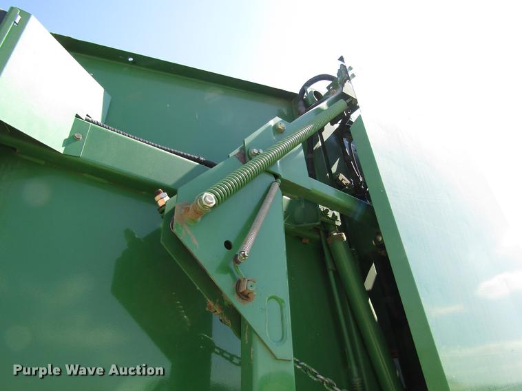 image for item DD8911 2004 John Deere 567 round baler
