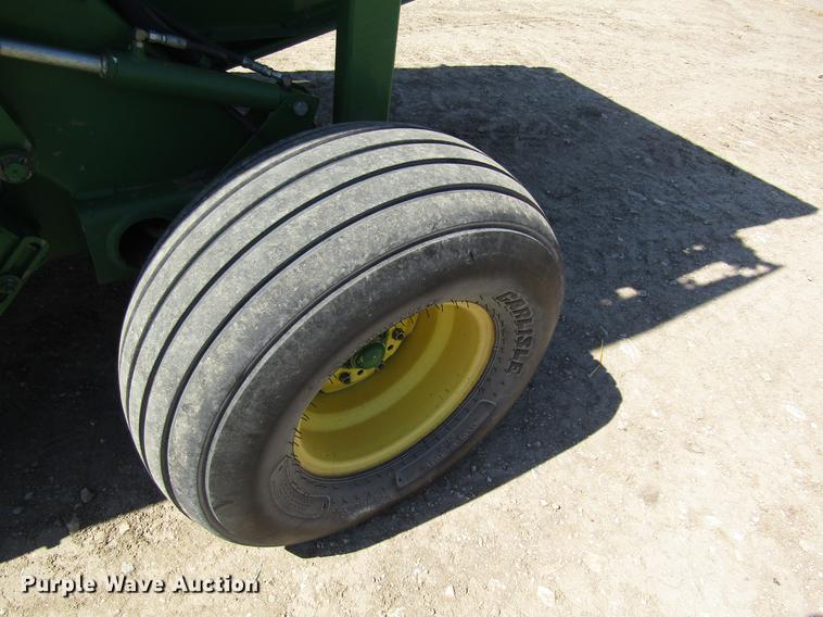 image for item DD8911 2004 John Deere 567 round baler