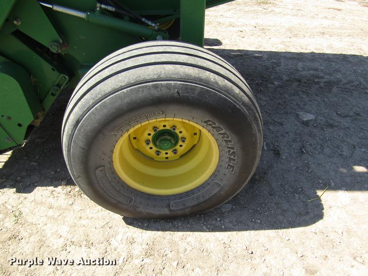 image for item DD8911 2004 John Deere 567 round baler